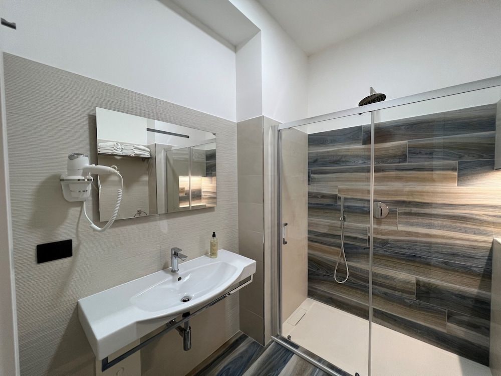 B&B Fronte Mare Panoramic Room, Balcony, Partial Sea View 7