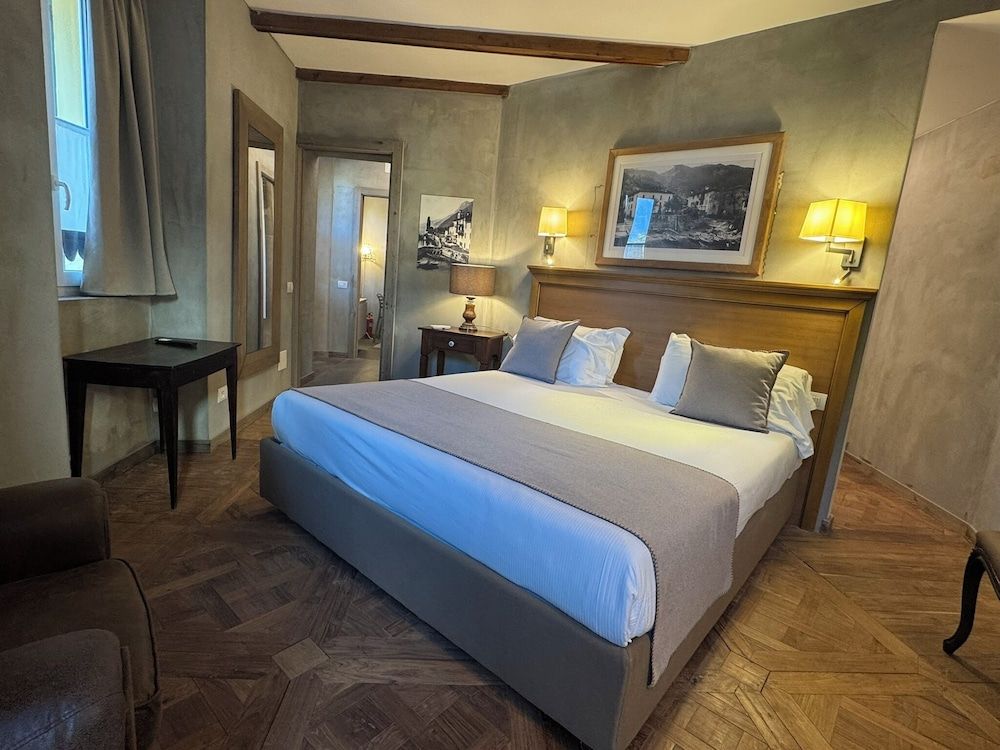 Romantic Apartment, 1 King Bed, Non Smoking, Lake View