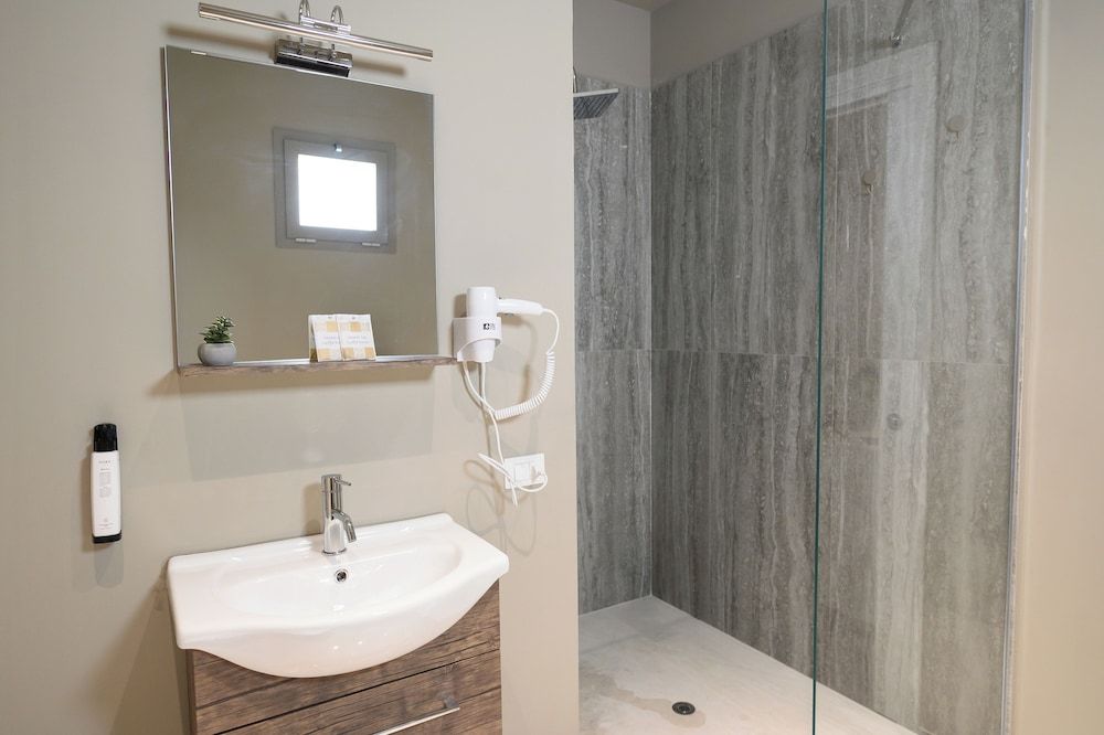 Baitan Hotel Deluxe Quadruple Room 6