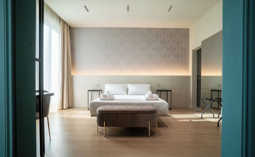 Savanto rooms Oro, camera luxury al centro di Termoli con balconcino sul porto turistico vicino al mare 2