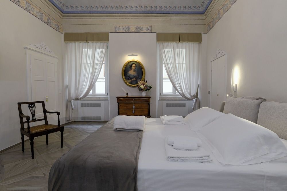 Luxury Suite, 1 King Bed with Sofa bed, City View