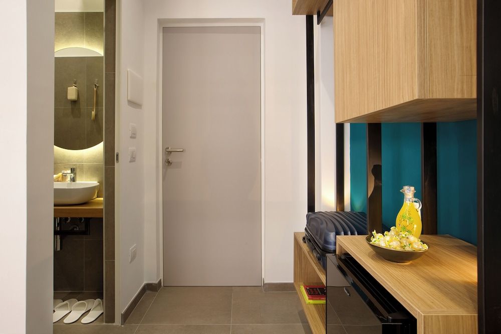 MARE FUORI ROOMS Deluxe Double Room, City View 3