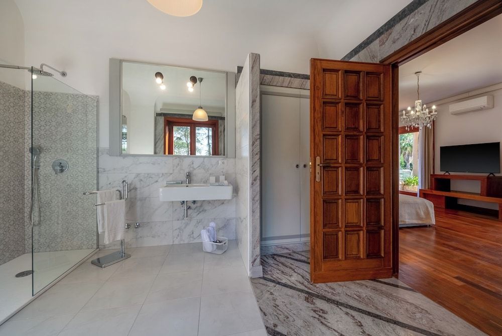 Gargiulo Suites Superior Room, Partial Sea View 9