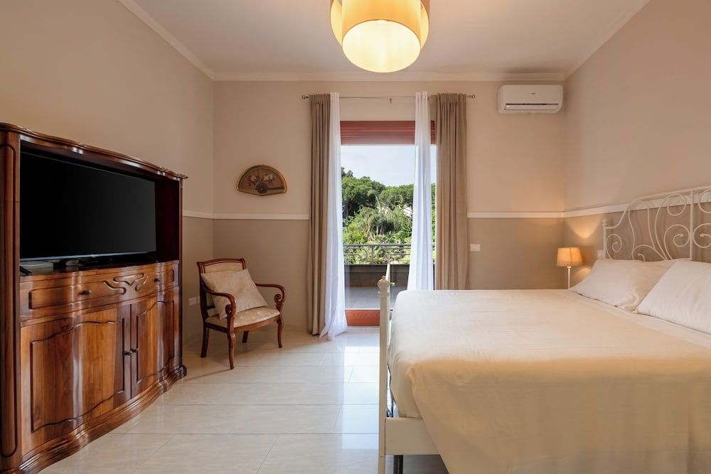 Gargiulo Suites Superior Suite, Garden View 8