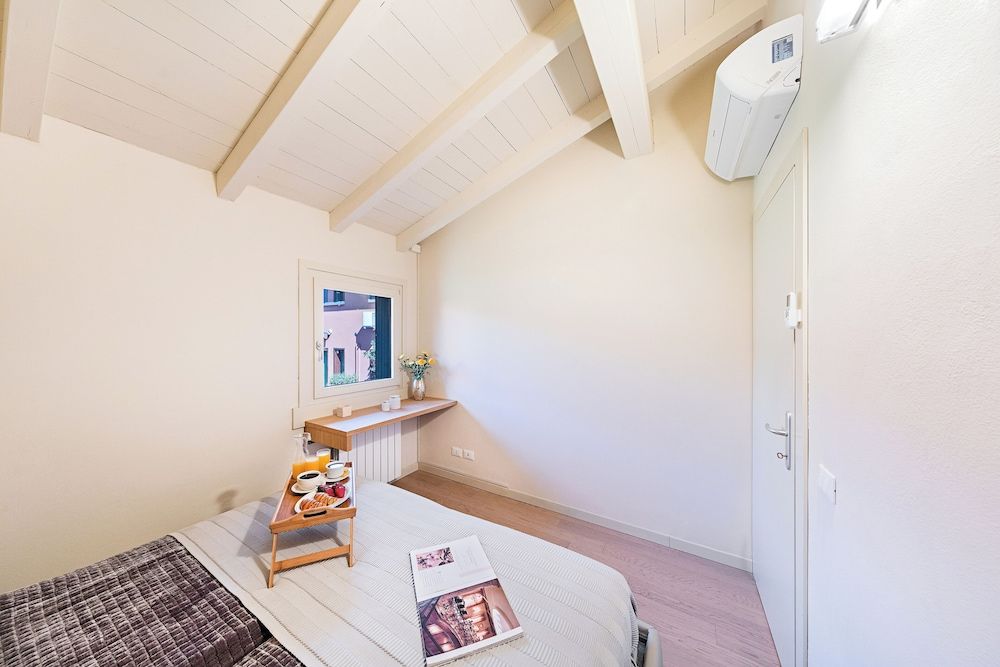 Apartment, Hill View
