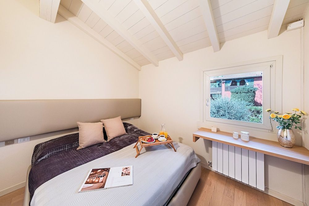 Apartment, Hill View