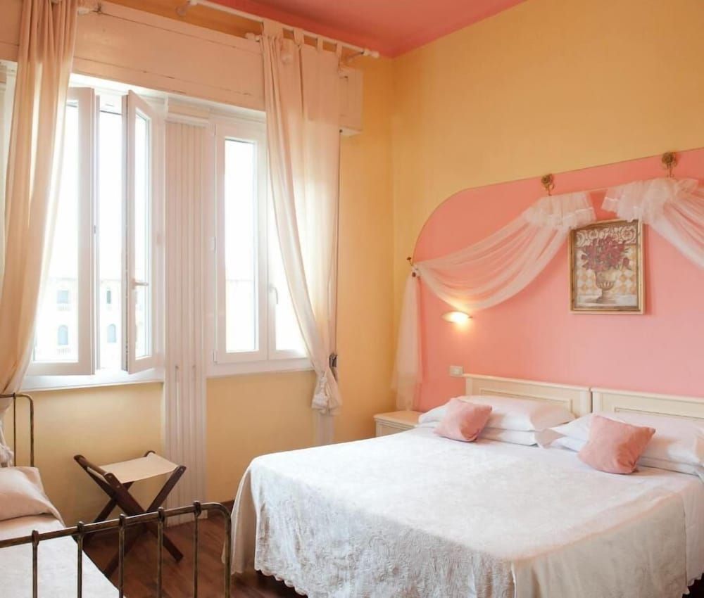 Room-viareggio Old Style Sea View Room, 1 Bedroom, Balcony, City View