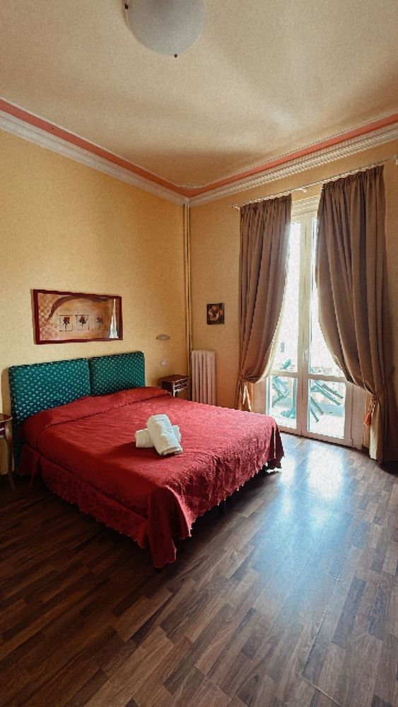 Room-viareggio Old Style Sea View Room, 1 Bedroom, Balcony, City View 2