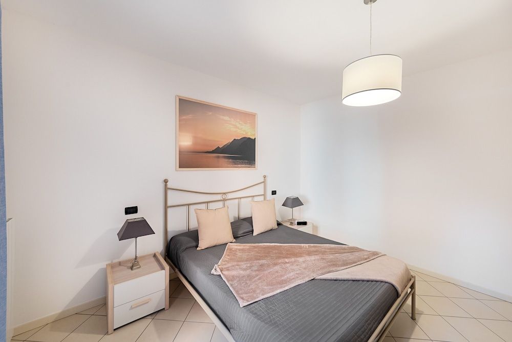 Apartment, Balcony, Partial Lake View