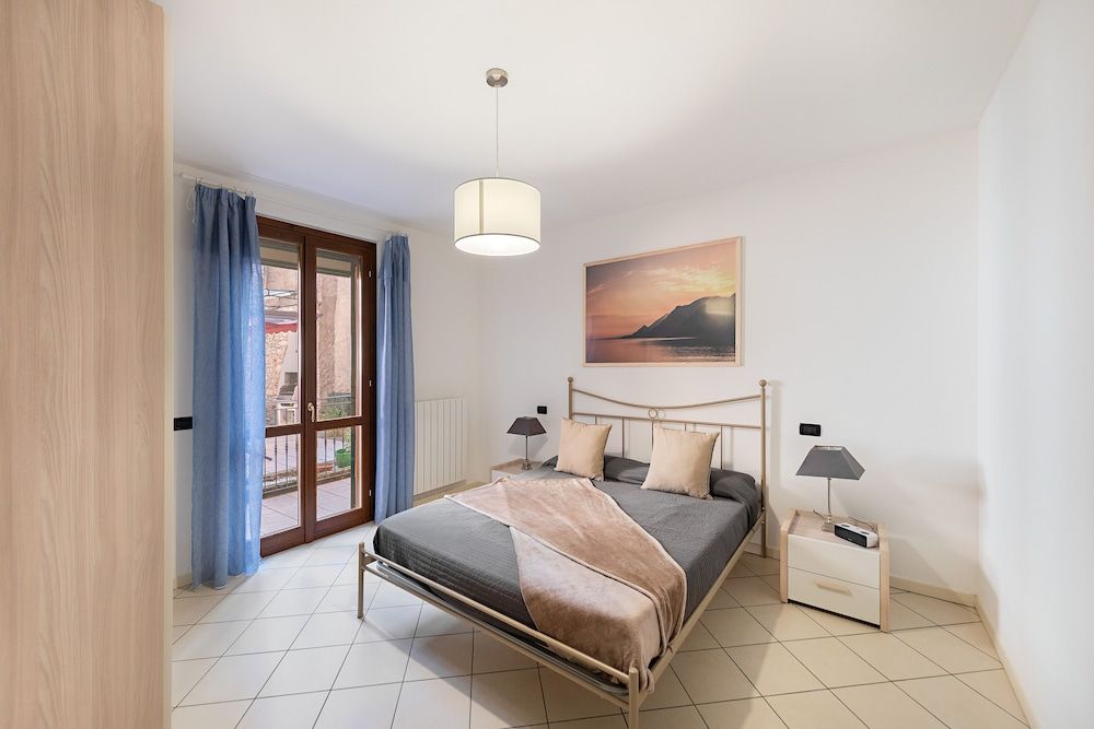 Apartment, Balcony, Partial Lake View