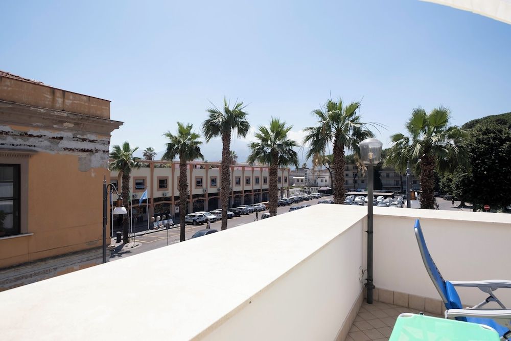 A Casa dei Nonni Deluxe Apartment 15