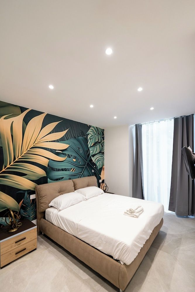 Deluxe Room, 1 King Bed, Private Bathroom