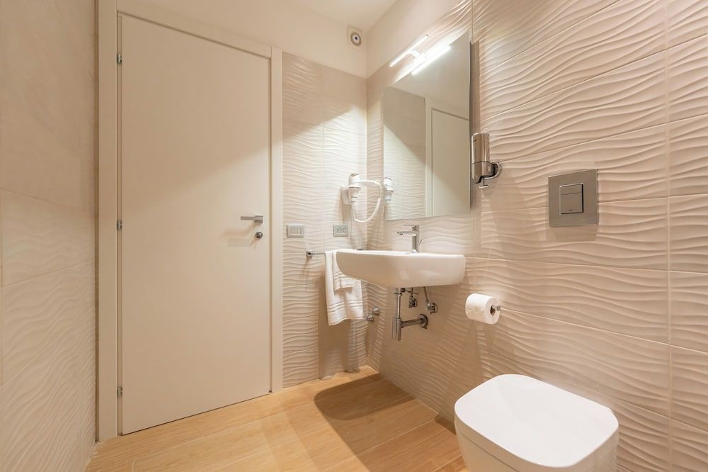 Six Luxury Room Classic Double Room, Courtyard View 13