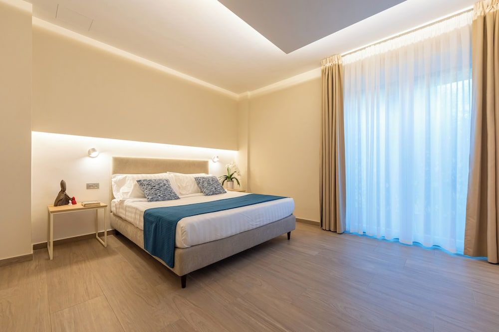 Six Luxury Room Classic Double Room, Courtyard View 7