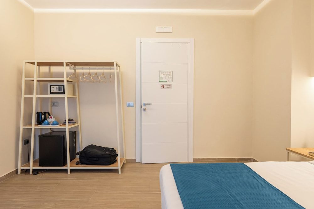 Six Luxury Room Classic Double Room, Courtyard View 15