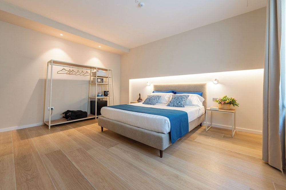 Six Luxury Room Classic Double Room, Courtyard View 3