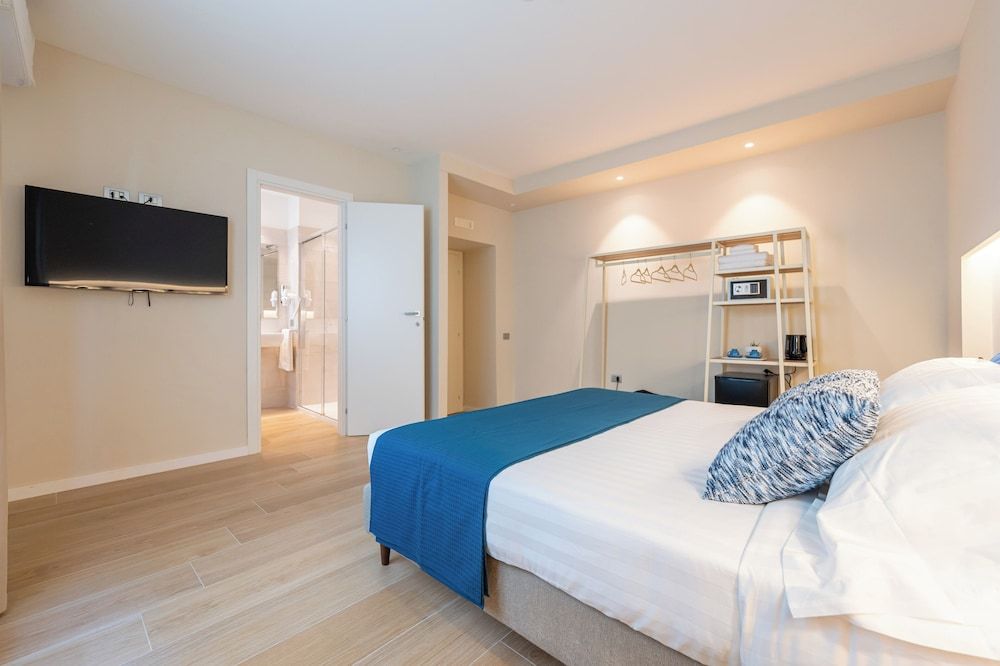 Six Luxury Room Classic Double Room, Courtyard View 2