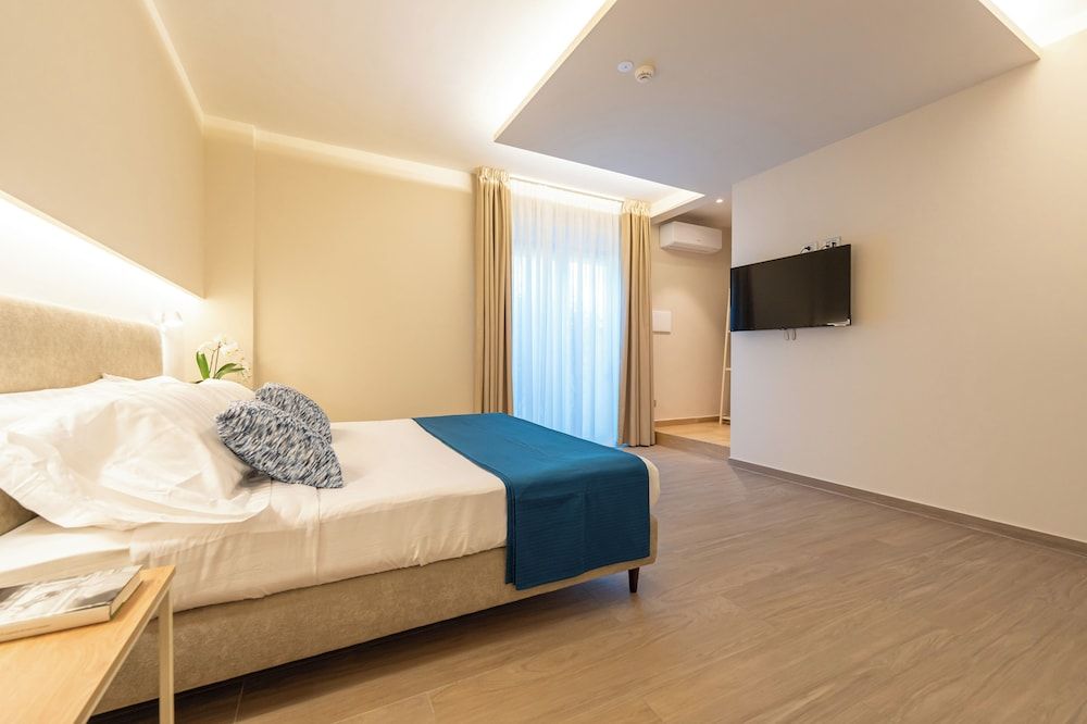 Six Luxury Room Classic Double Room, Courtyard View 8