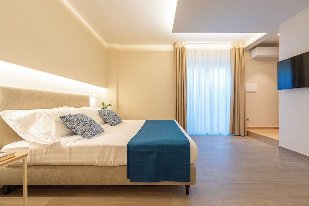 Six Luxury Room Classic Double Room, Courtyard View 5