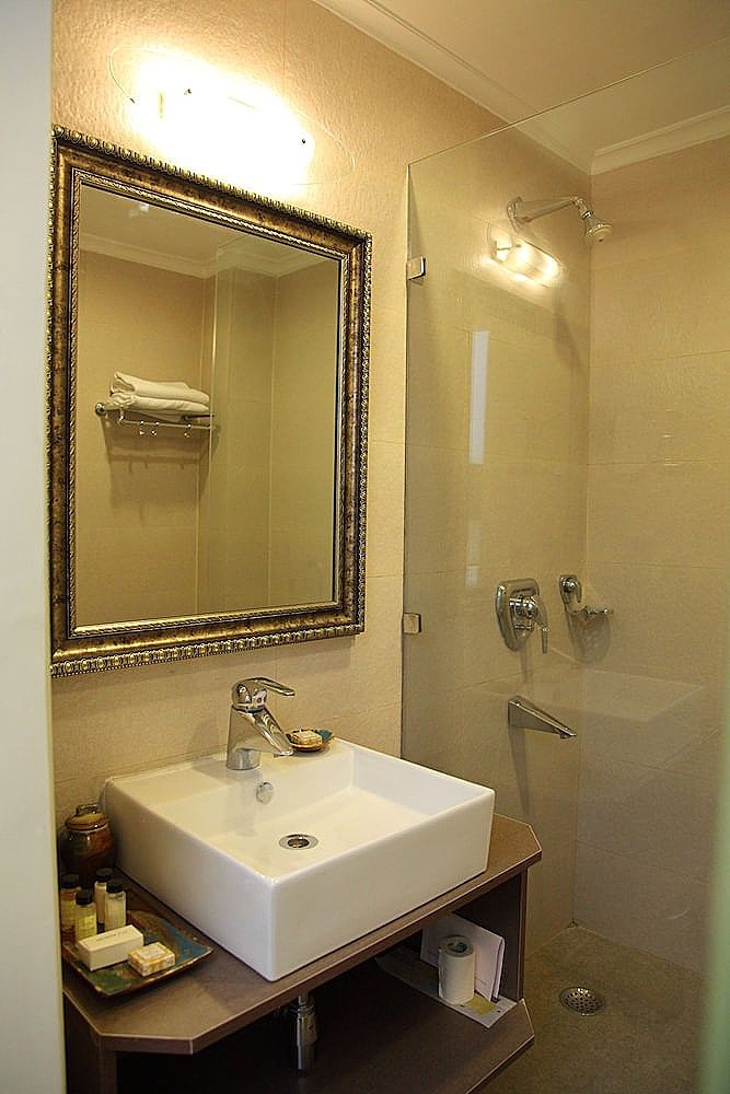 Hotel Diplomat Deluxe Room 3