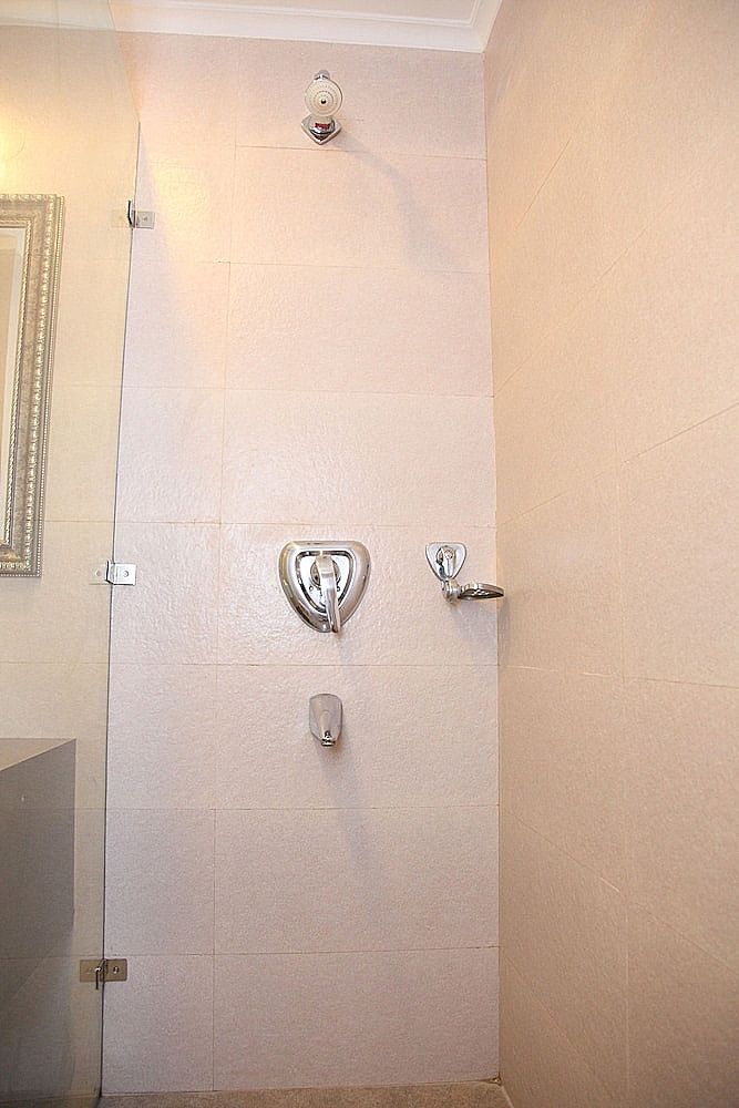 Hotel Diplomat Deluxe Room 11