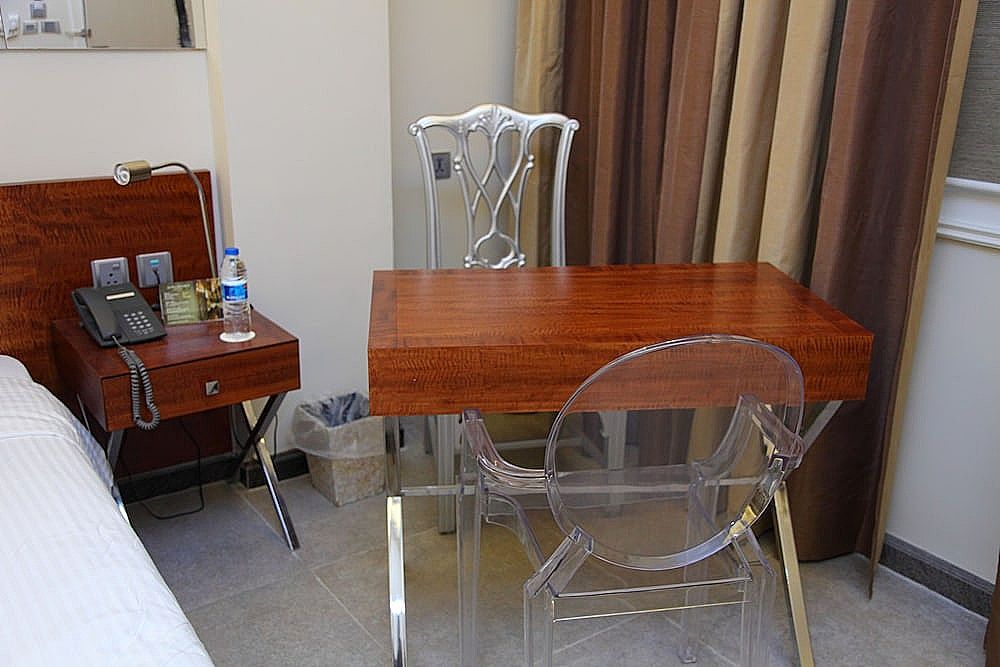 Hotel Diplomat Deluxe Room 8