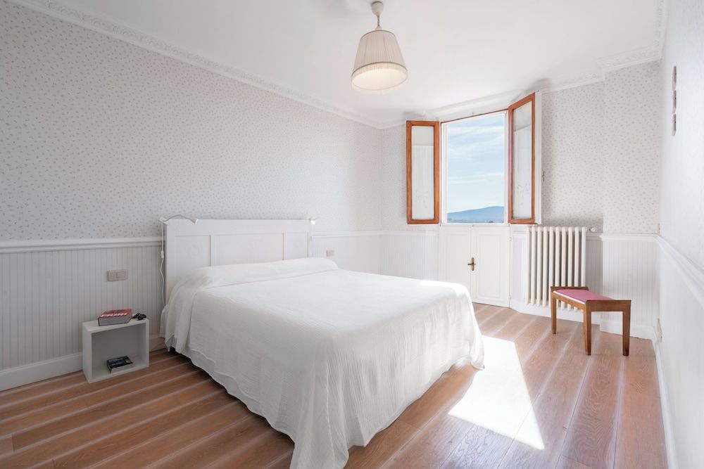 Apartment, Hill View