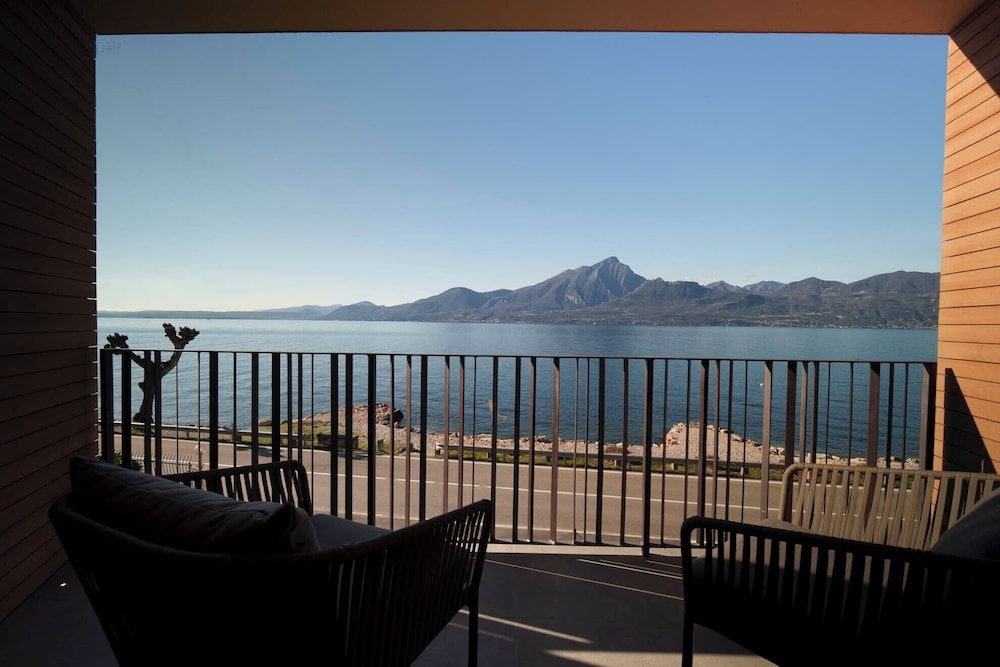 Suite con balcone e vista lago