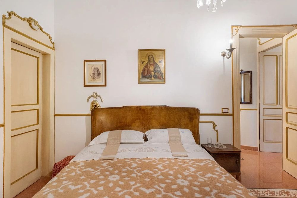 Deluxe Suite, City View