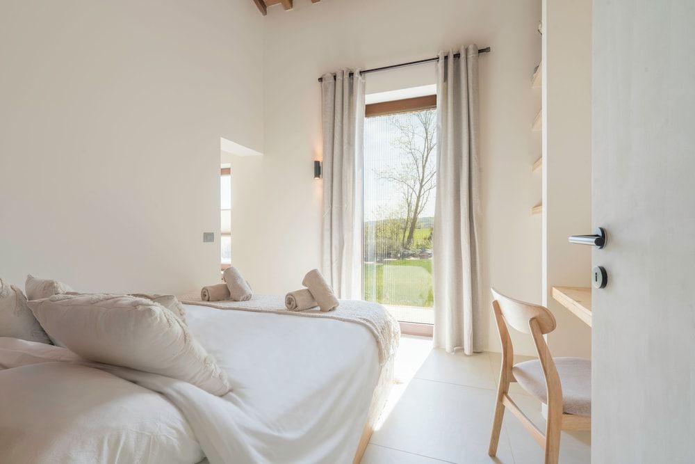 Apartment, Hill View
