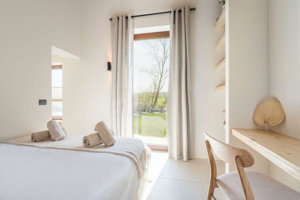 Apartment, Hill View