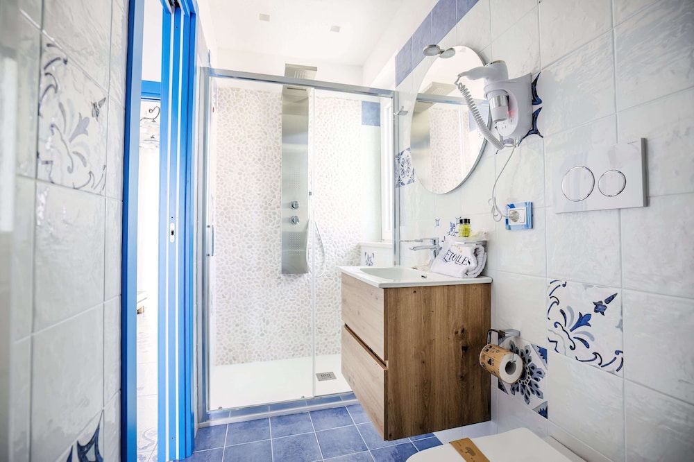 Etoiles Guest House Deluxe Apartment, Sea View 7