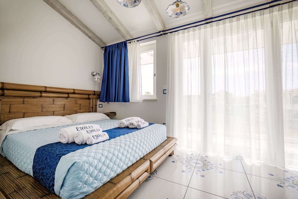 Etoiles Guest House Deluxe Apartment, Sea View 3