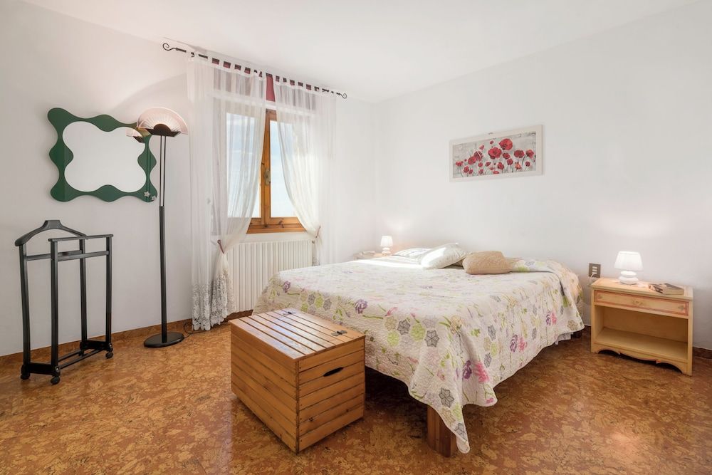 Apartment, Hill View