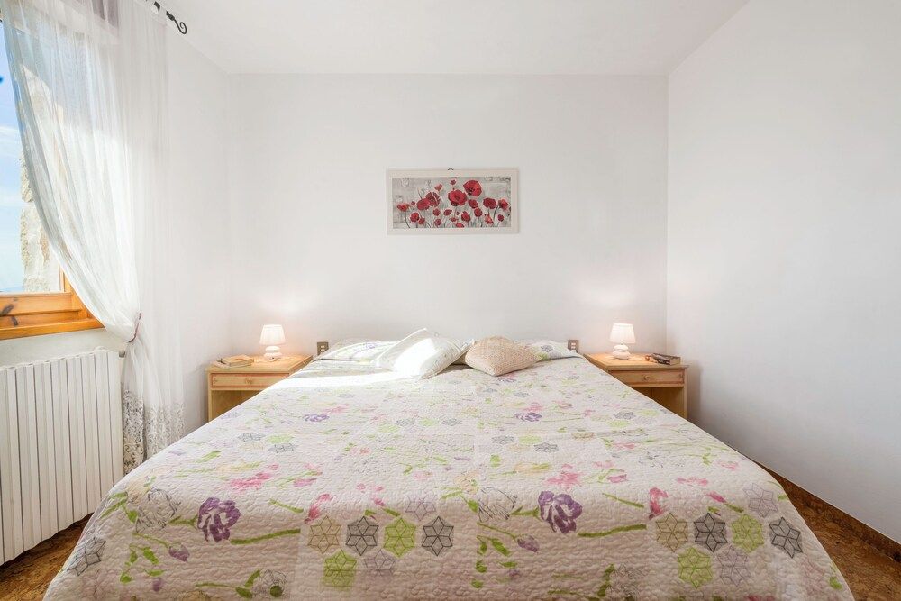Apartment, Hill View