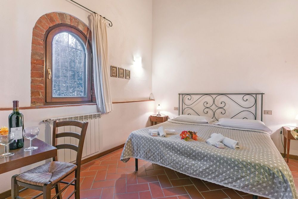 Family House, Multiple Bedrooms, Mountainside (Amazing Chianti Site Olivo Shared)