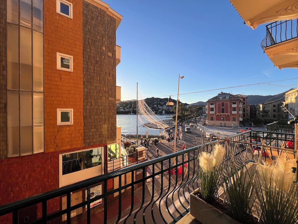 La Casa Rosa al Mare apartment & garage Luxury Condo, Balcony, Sea View 8