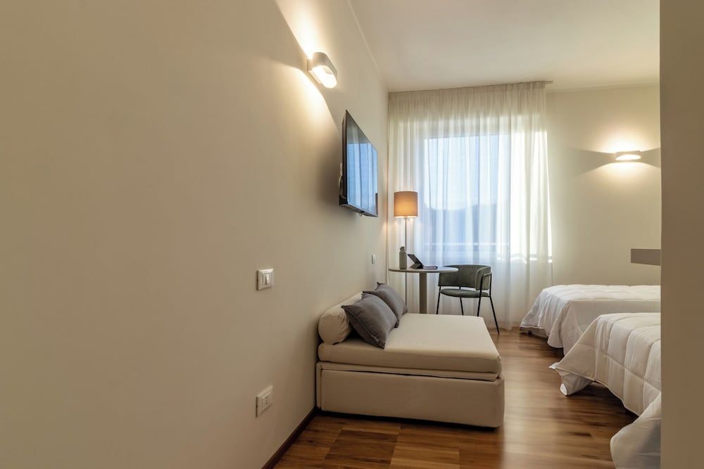 Deluxe Triple Room, City View
