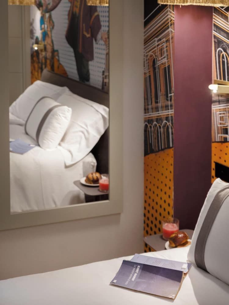 Pietrasanta Ai Teatri Deluxe Room 7