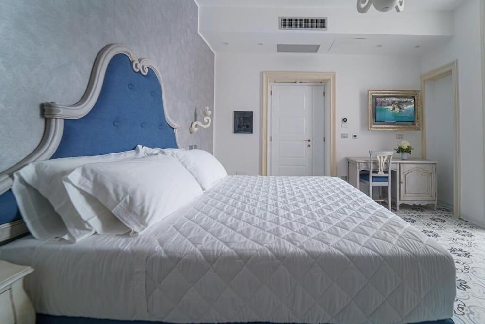 PLAZA Boutique Hotel Tropea Deluxe Double Room, City View 3