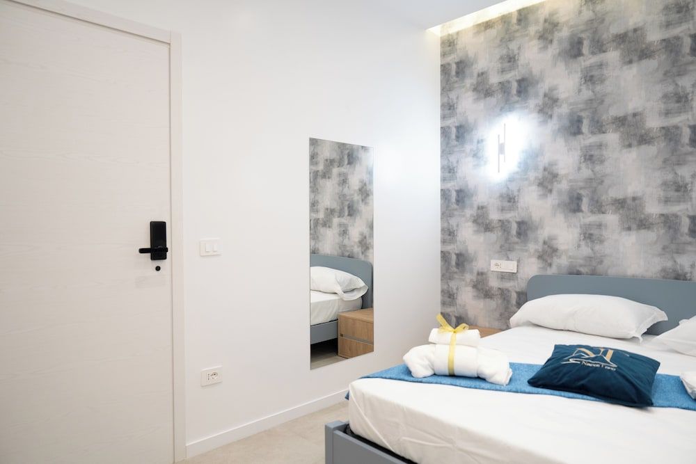 Napolitano Rooms - Pompei Camera Deluxe Matrimoniale o Doppia con Letti Singoli (Acqua 3) 6