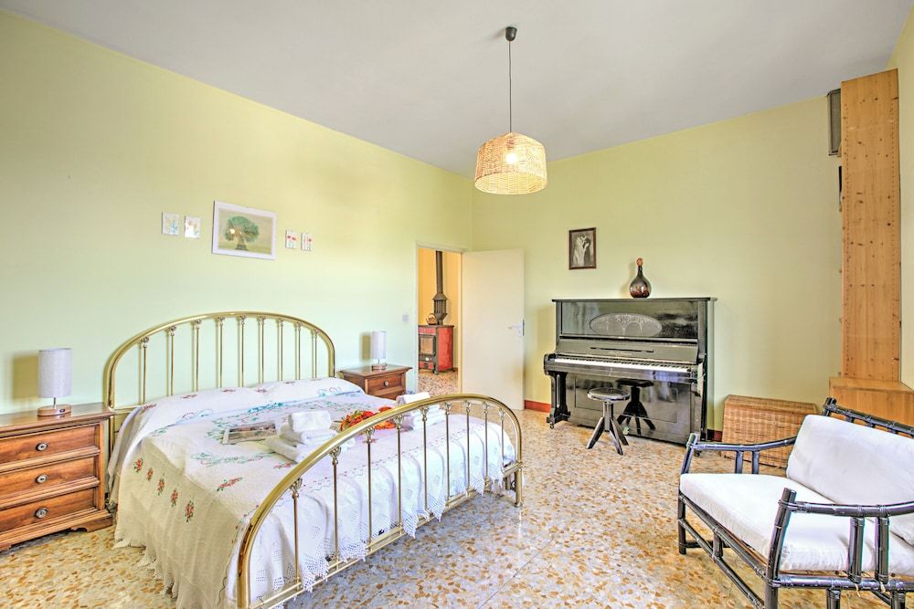 Family Apartment, Multiple Bedrooms (Cozy Counrtry House Btn)