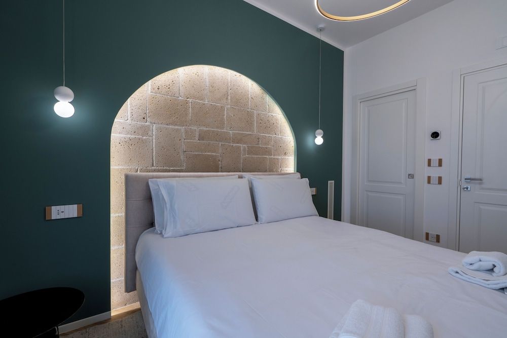 Diamonds Rooms and SPA Luxury Townhome, 1 Queen Bed 4