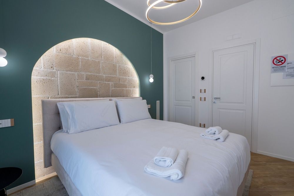 Diamonds Rooms and SPA Luxury Townhome, 1 Queen Bed 2