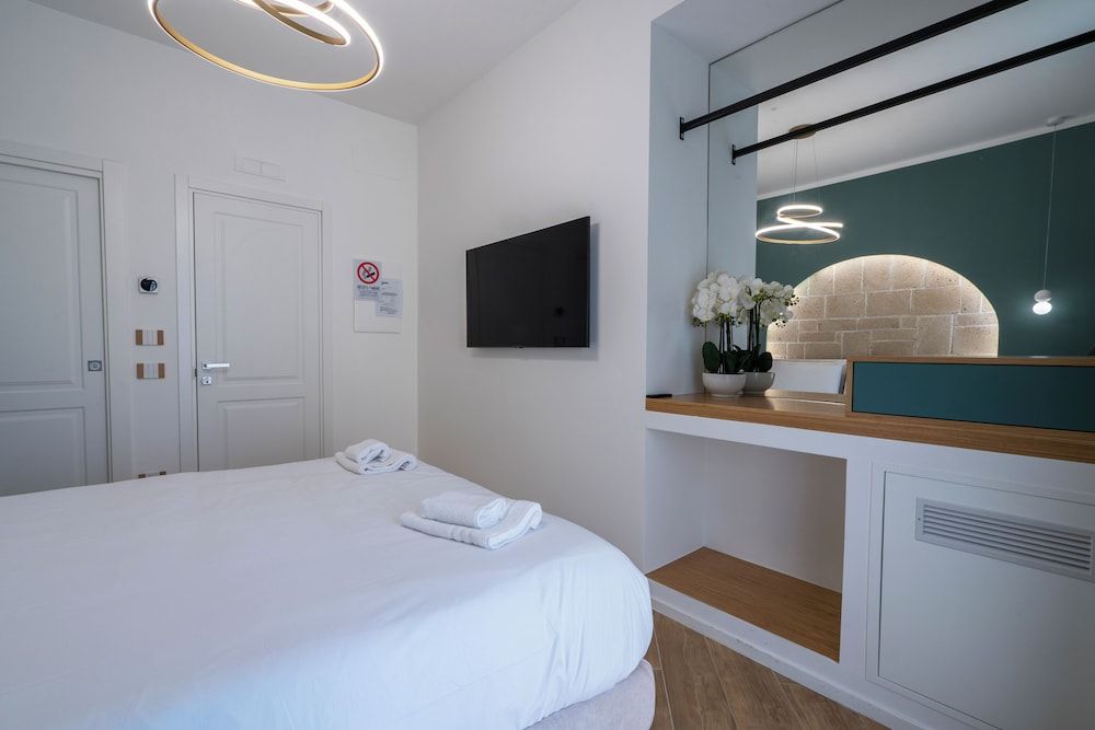 Diamonds Rooms and SPA Luxury Townhome, 1 Queen Bed