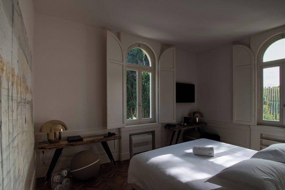 Boutique Hotel Villa Monty Banks Luxury Suite, Hill View with Fireplace 5