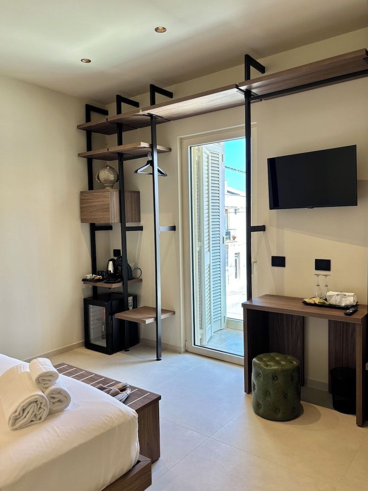 SETTANNI Suites Deluxe Room 12