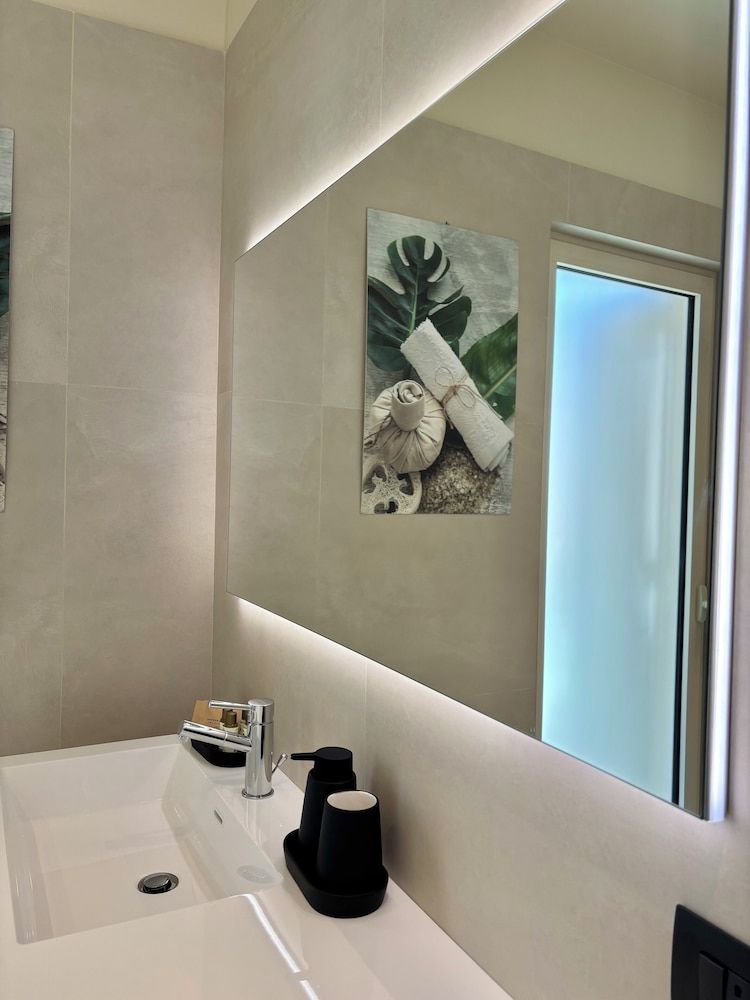 SETTANNI Suites Deluxe Room 4