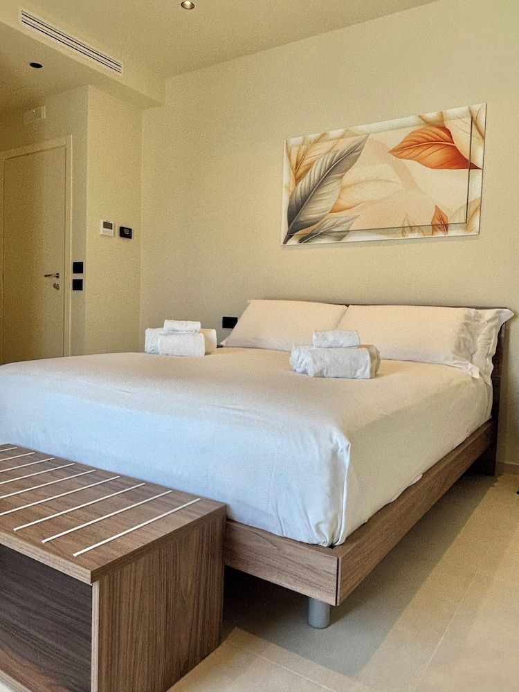 SETTANNI Suites Deluxe Room 2