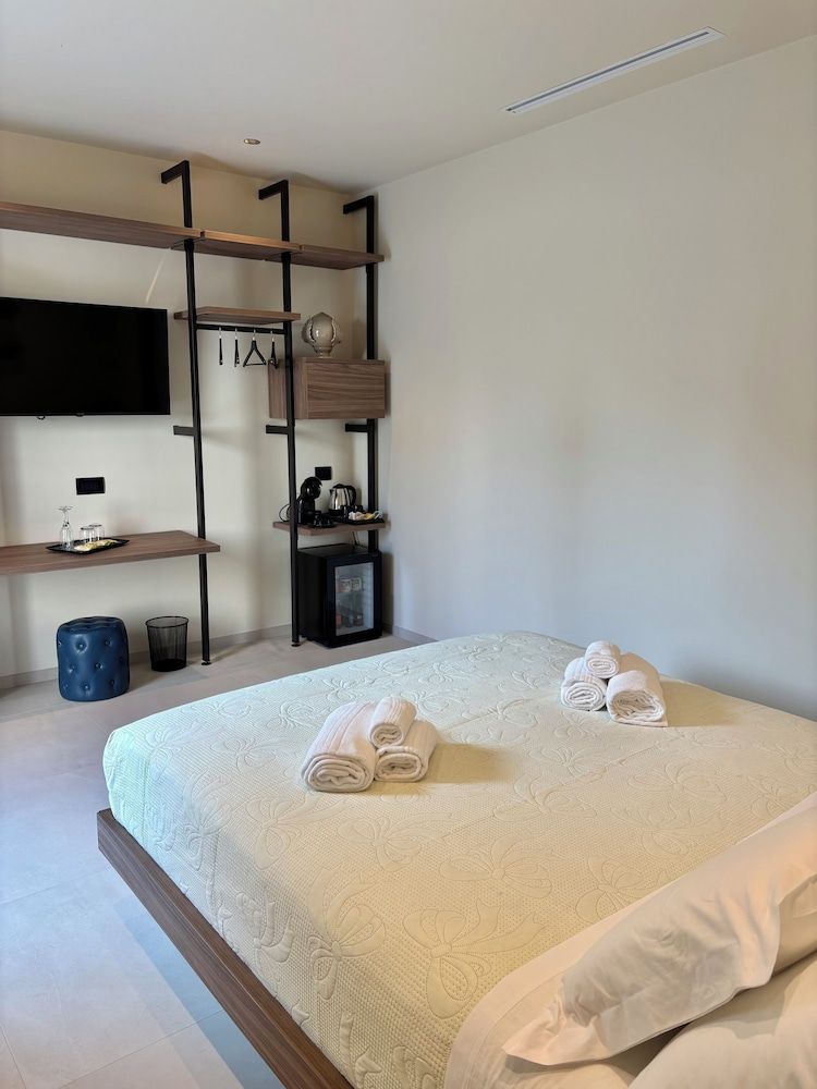 SETTANNI Suites Superior Room 10